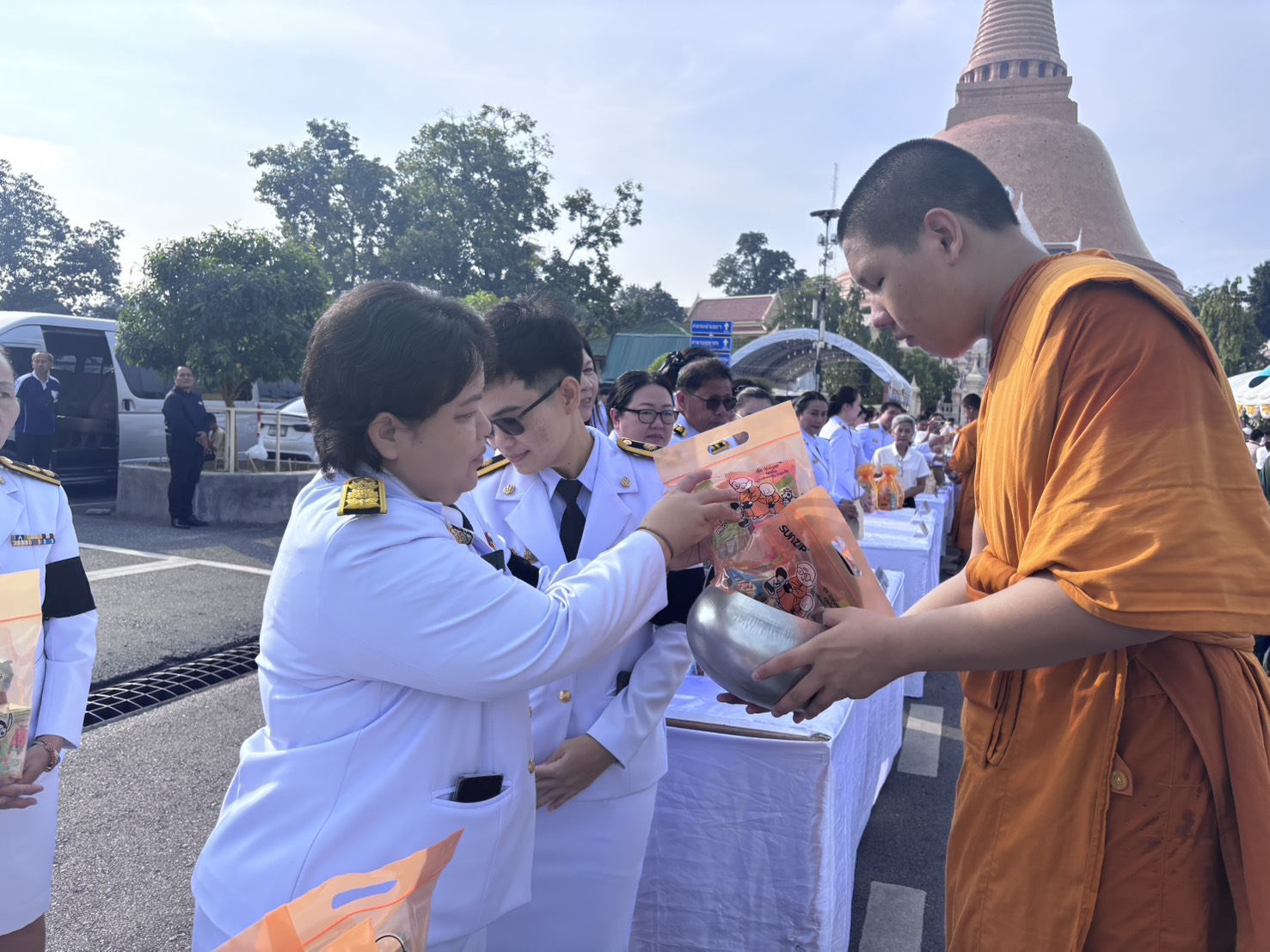 title - พิธีสวดพระพุทธมนต์ พิธีทำบุญตักบาตร และพิธีวางพวงมาลา เนื่องในวันนวมินทรมหาราช ประจำปี 2569